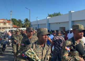 Familiares de un mequetrefe ultimado en enfrentamiento con la Policía Nacional, en la ciudad, de Barahona, luego que las autoridades del orden depositaron el cadáver en la margue del Centro hospitalario, forjaron por llevarse el cuerpo sin vida.
