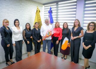 CE recibe representantes del Colectivo Femenino Internacional para la Democracia   La Junta Central Electoral (JCE), representada por el miembro titular Samir Rafael Chami Isa, se reunió este jueves con representantes del Colectivo Femenino Internacional para la Democracia, organización que agrupa diversas fundaciones que trabajan impulsando acciones a favor de las niñas, niños, adolescentes y mujeres.    Esta organización, en coordinación de la Fundación Princesas del Siglo 21, la Fundación + Mujeres Políticas y la Asociación Nacional de Directores, el Ateneo Dominicano, la Fundación Alma Humana, entre otras, busca junto a la JCE aunar esfuerzos para impulsar acciones a través de la educación, teniendo como eje transversal la promoción de los principios y valores democráticos.
