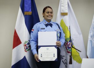 Ministro de Defensa encabezo la graduación múltiple y condecoraciones al mérito en seguridad de la aviación civil en el CESAC   El Cuerpo Especializado en Seguridad Aeroportuaria y de la Aviación Civil (CESAC) celebró con éxito, el acto de graduación  múltiple de la XXXV Promoción del Curso de Instrucción Básica para el Personal de Seguridad de Aeropuertos “Mayor General (r) Ramiro Matos González, E.N.”, seguido por la imposición de la Medalla al Mérito en Seguridad de la Aviación Civil, en el marco de las celebraciones del 28º aniversario de la institución.   El acto de graduación comenzó con la rendición de honores militares al Teniente General Carlos Antonio Fernández Onofre, ERD, Ministro de Defensa y fue seguido por una emotiva ceremonia presidida por el General de Brigada Piloto Enmanuel M. Souffront Tamayo, FARD, director  general del CESAC, en la que se entregaron diplomas y reconocimientos a los graduados, destacando al Raso AVSEC José Francisco Núñez Heredia, FARD, como Graduado de Honor por su esfuerzo y dedicación durante el curso.   El Ministro de Defensa y el director general del CESAC fueron los encargados de la colocación del Cairel, insignia y entrega de reconocimiento al graduado de honor, antes de que el Ministro de Defensa tomara el juramento a los nuevos graduados, reafirmando su compromiso con la seguridad de la aviación civil.   En la emotiva ceremonia, se realizó la entrega de un  reconocimiento póstumo a familiares del Mayor General (r) Ramiro Matos González, E.N.  Fueron certificados  los graduandos de capacitaciones internas impartidas por la Escuela de Seguridad de Aviación Civil (ESAC), en los cursos: Gerentes de Seguridad de la Aviación, Instrucción Básica para el Personal de Seguridad de Aeropuertos, Inglés Intensivo, Instructores en Seguridad de la Aviación y Manejador Canino (K-9) en Detección de Explosivos.  En la segunda parte de la jornada, se llevó a cabo la condecoración, donde profesionales destacados recibieron la “Medalla al Mérito de la Seguridad de la Aviación Civil” con distintivo azul y amarillo en primera, segunda y tercera categoría por antigüedad y servicio meritorio en el fortalecimiento de la seguridad aeroportuaria.   Fueron condecorados los colaboradores con la “Medalla al Mérito de la Seguridad de la Aviación Civil” con distintivo azul y verde en primera, segunda y tercera categoría por servicios excepcionales y trayectoria militar el mayor general Jorge Iván Camino Pérez, ERD , comandante general del ejército; el mayor general Delio B. Colón Rosario, ERD, inspector general de las Fuerzas Armadas;  entre otros altos oficiales.  El CESAC en su 28º aniversario ha celebrado una serie de actividades conmemorativas que resaltan su continuo esfuerzo por fortalecer la seguridad en el sector de la aviación.  Ministro de Defensa encabeza graduación múltiple y condecoraciones al mérito en seguridad de la aviación civil en el CESAC   http://www.ellenopintodigital.com/2025/01/ministro-de-defensa-encabeza-graduacion.html   El Leño Pinto Digital -Prensa independiente  https://diariopaisrd.com/destacadas/46883/ HECTOR RAMON ZAPATA  Video | Conductor y cobrador de autobús detenidos con haitianos indocumentados luego de una persecución en San Juan de la Maguana   https://elpregonerord.com/conductor-y-cobrador-de-autobus-detenidos-con-haitianos-indocumentados-luego-de-una-persecucion-en-san-juan-de-la-ma