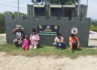 ERD detiene a indocumentados detectados con drones en una zona boscosa de El Carrizal en Elías Piña   Elías Piña. – Miembros del Ejército de República Dominicana, adscritos al Puesto Timoteo Ogando en El Carrizal, provincia Elías Piña, lograron detener a seis nacionales haitianos, luego de que un equipo de reconocimiento y vigilancia, detectara con drones de uso militar la presencia de los extranjeros en la zona fronteriza.  La detención se produjo cuando una patrulla del ERD, interceptó a los indocumentados que se ocultaban en una zona boscosa y fueron detectados con los drones de vigilancia.  Los extranjeros indocumentados detenidos fueron trasladadas a la sede del 11er. Batallón de Infantería del ERD, para los fines procedentes.  El Ejército de República Dominicana mantiene sus operativos de vigilancia y control fronterizo, apoyándose en tecnología y en la capacidad de reacción de sus unidades terrestres, con el objetivo de enfrentar de manera efectiva los diferentes ilícitos en la zona fronteriza.