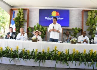 Turismo inicia trabajos de remozamiento playa Linda en  Nizao.    Collado dice sigue recuperando espacios de frente marítimos en todas las zonas turísticas del país.  Nizao, Peravia. – El ministro de Turismo, David Collado, dejó iniciados este sábado los trabajos para la reconstrucción de infraestructuras recreativas en frente marítimo de playa Linda, en el municipio Nizao, de esta provincia sureña, a un costo superior a los 37 millones de pesos.   La ejecución del proyecto tiene como finalidad dar impulso a la estructura productiva asociada al turismo en la provincia Peravia, mediante el mejoramiento de sus infraestructuras recreativas y de servicios.   El ministro Collado manifestó que la obra es parte de su iniciativa de recuperar los frentes marinos en todo el país, lo que se convierte en un verdadero atractivo para el turismo local.  «Es tiempo de comenzar a recuperar los espacios públicos y los frentes marinos en esta hermosa provincia Peravia e iniciamos aquí, en Nizao, tierra de gente trabajadora y grandes peloteros», indicó el ministro Collado.  Afirmó que esas intervenciones tienen un impacto directo en el turismo y se convierten en un verdadero atractivo  para sus residentes  y visitantes.  La obra  contempla la construcción de módulos de baño, tres pergolados, dos pórticos de entrada, estacionamiento con capacidad para 20 unidades de vehículos, duchas, 258 m2 de piso peatonal de madera.  La intervención incluye, también, iluminación, señalética, así como, mobiliarios que incluye 16 mesas y sombrillas y 64 sillas, entre otras comodidades.    El paisajismo contará con mangles negros, gri gri, almendros, ícaros, así como, copeyitos, Isla verde, wedelias y guáyigas.   La obra será realizada por el Comité Ejecutor de Infraestructuras de Zonas Turísticas (CEIZTUR), a un costo total de RD$37,738,937.   En el acto estuvieron presentes autoridades provinciales, municipales, empresarios turísticos y dirigentes comunitarios, entre otros.